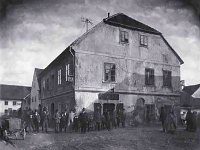 Vlaška ulica. Ugao Ružične i Vlaške ulice. Kovačnica i poznata gostionica 'K bieloj ruži' 1901. godine.jpg